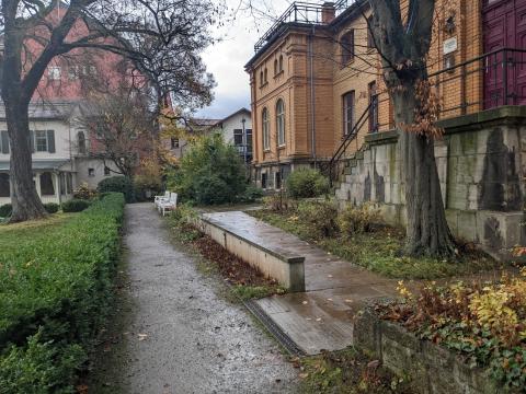 Barrierefreier Zugang zu Schiller Garten an der Sternwarte entlang