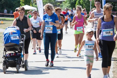 Läufer:innen mit Startnummern beim Stifterlauf im Paradiespark Jena