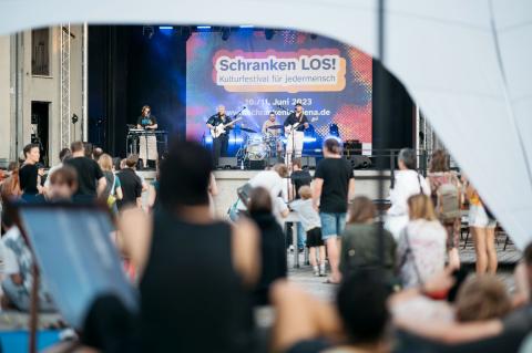 Sternenzelte und Bühne auf dem Theatervorplatz beim Schranken Los!-Festival