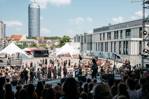 Publikum auf dem Theatervorplatz beim Schranken Los!-Festival